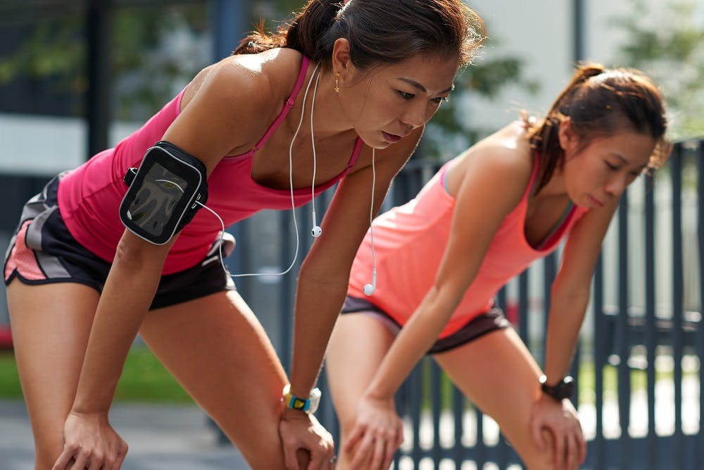 Χέρια στα γόνατα: Γιατί θεωρείται η καλύτερη στάση αποκατάστασης στον αθλητισμό; runbeat.gr